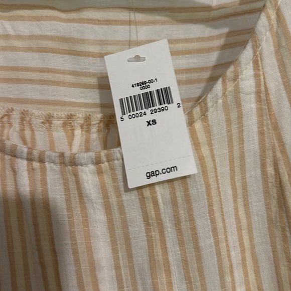 NWT. GAP Scoopneck Ruffled tank. Size XS. - Picture 2 of 6